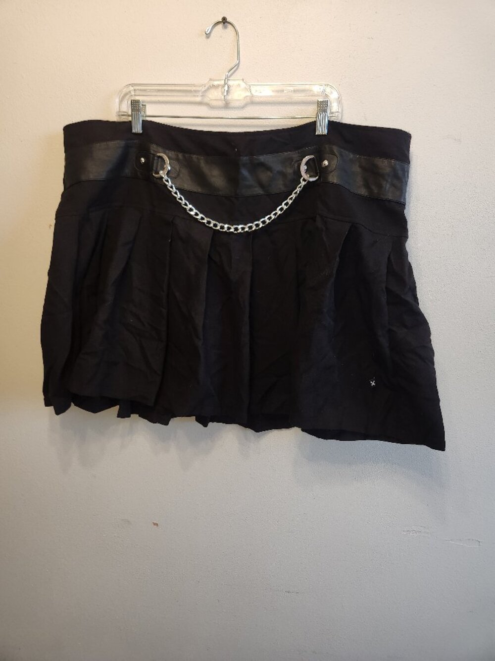 Tripp Chain Pleated Skirt NWOT